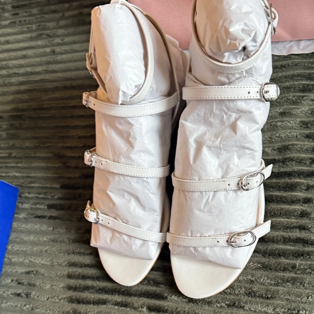 NIB Stuart Weitzman Grecian Buckle Wedge Heel Sandal White Patent Leather Size 8 - Picture 4 of 5